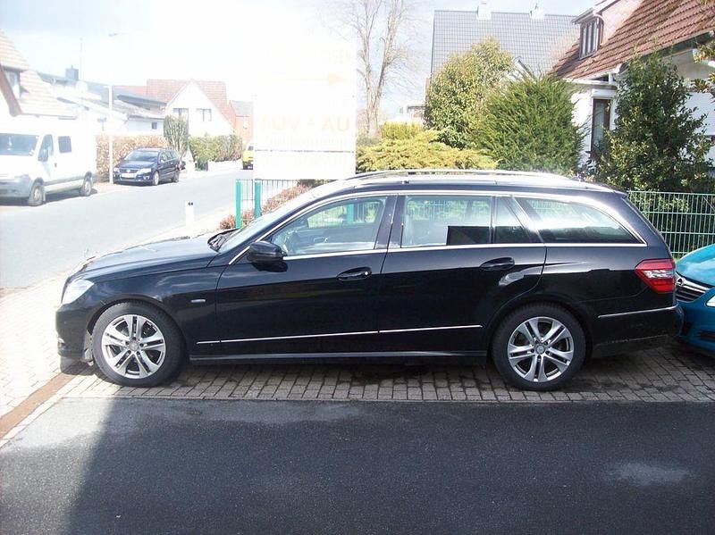 Gebraucht Mercedes E220 199 PS (146 kW) 2011 Schwarz Kombi