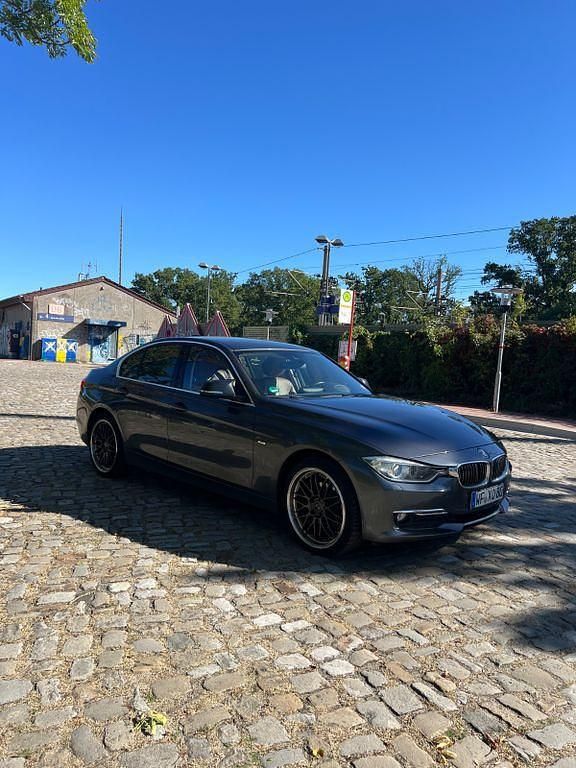 Grau Gebraucht 2012 BMW 320 Luxury Line Limousine | 9.400 € (Fairer Preis) - Bild 1/4