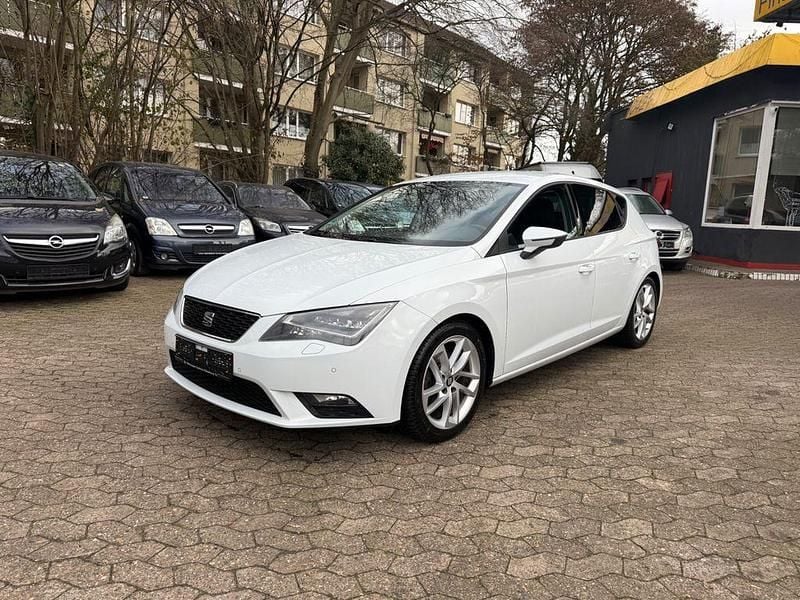 Weiß Gebraucht 2013 Seat Leon Style Limousine | 5.900 € (Superpreis) - Bild 1/4