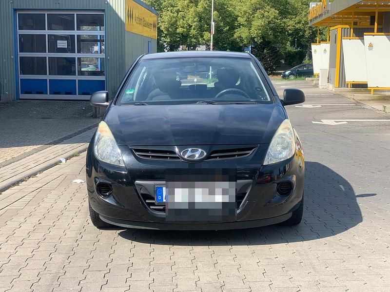 Schwarz Gebraucht 2010 Hyundai i20 Limousine | 1.500 € (Fairer Preis) - Bild 1/4