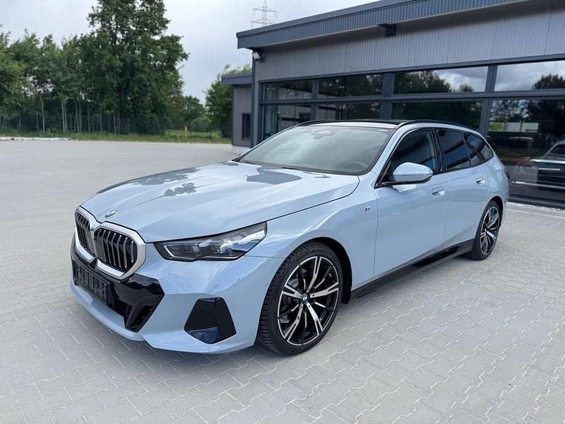 Grau Gebraucht 2024 BMW 520 M Sport Limousine | 53.489 € (Superpreis) - Bild 1/4