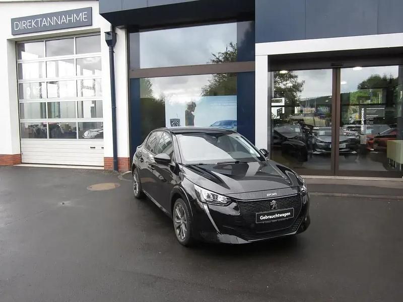 Perla nera Gebraucht 2022 Peugeot e-208 Allure Kleinwagen | 21.900 € (Teuer) - Bild 1/4