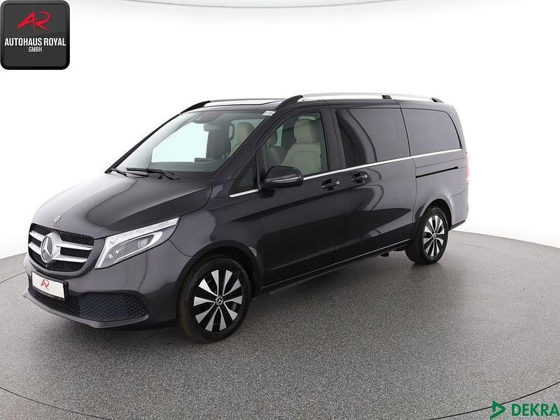 Grau Gebraucht 2022 Mercedes V220 Van / Kleinbus | 46.480 € (Fairer Preis) - Bild 1/4