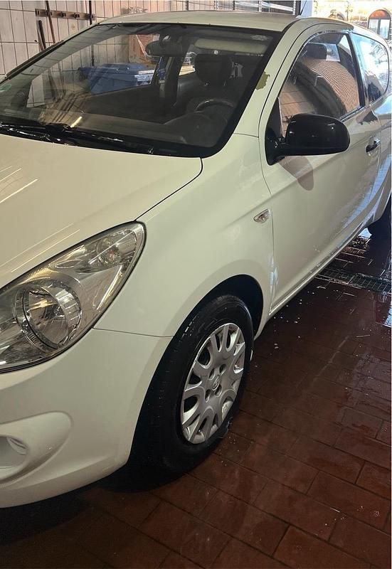 Gebraucht Hyundai i20 70 PS (51 kW) 2012 Weiß Kleinwagen