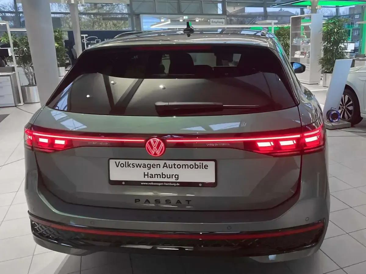 Gebraucht VW Passat R-line 193 PS (141 kW) 2026 Maripositgrün metallic grenadi Kombi