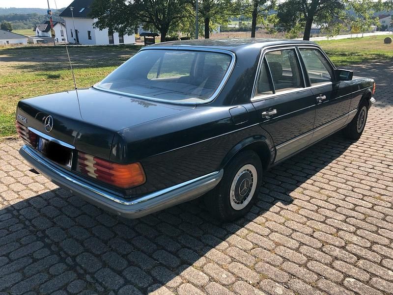 Brugt Mercedes E280 185 HK (136 kW) 1984 Blå Sedan