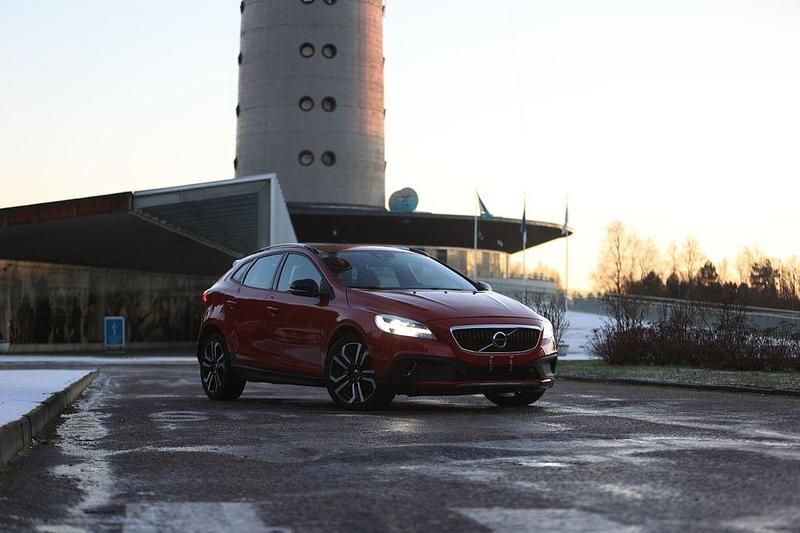 Rot Gebraucht 2019 Volvo V40 CC Plus Kombi | 17.999 € (Fairer Preis) - Bild 1/4
