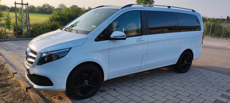 Weiß Gebraucht 2019 Mercedes V220 Van / Kleinbus | 29.900 € (Guter Preis) - Bild 1/4