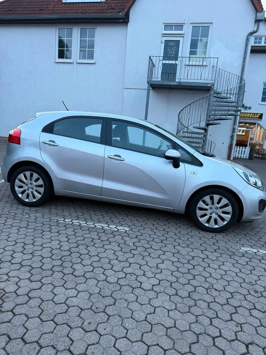 Gebraucht Kia Rio 109 PS (80 kW) 2011 Silber Limousine