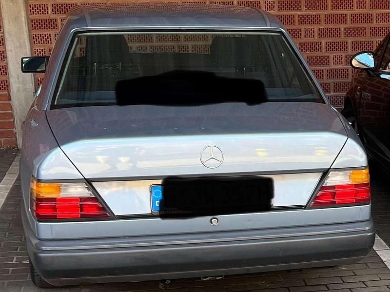 Blau Gebraucht 1986 Mercedes E250 Limousine | 12.400 € - Bild 1/4