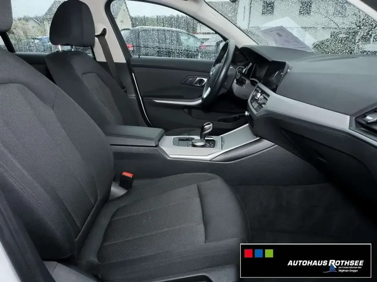 Gebraucht BMW 330e Advantage 292 PS (214 kW) 2022 Alpinweiss Kombi