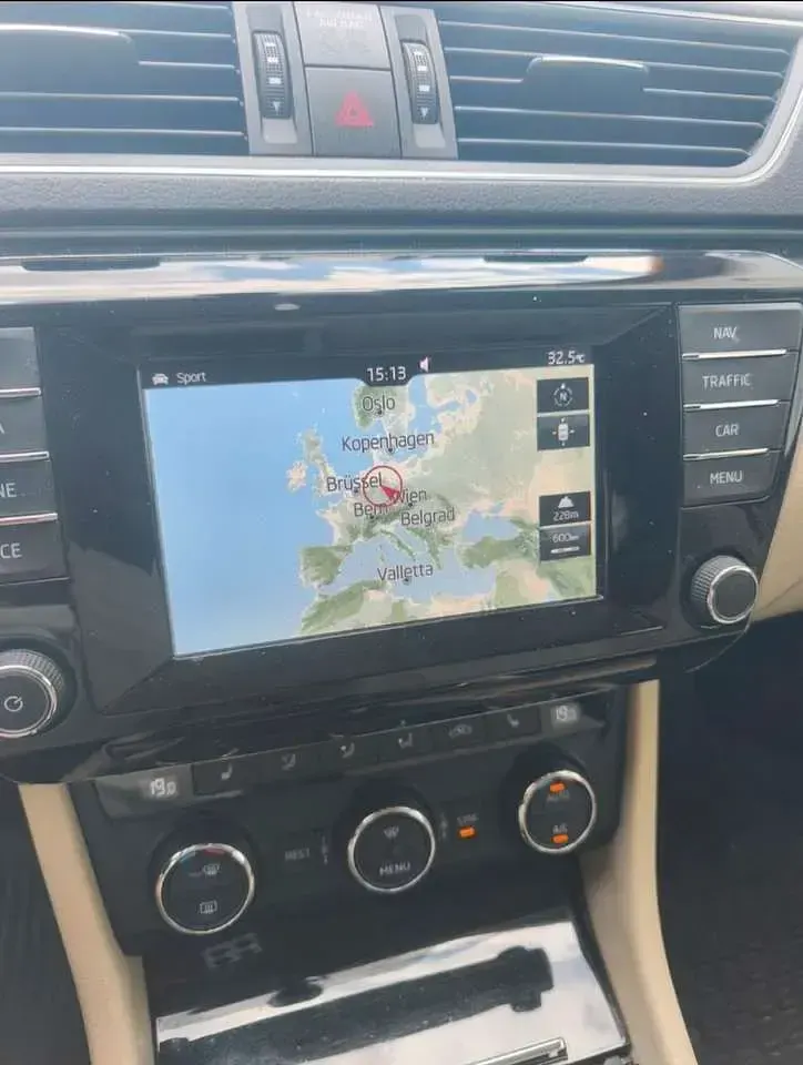 Gebraucht Skoda Superb LAURIN & KLEMENT 150 PS (110 kW) 2016 Kombi