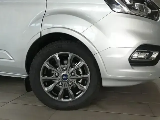 Gebraucht Ford Tourneo Custom 170 PS (125 kW) 2023 Moondustsilber metallic Van