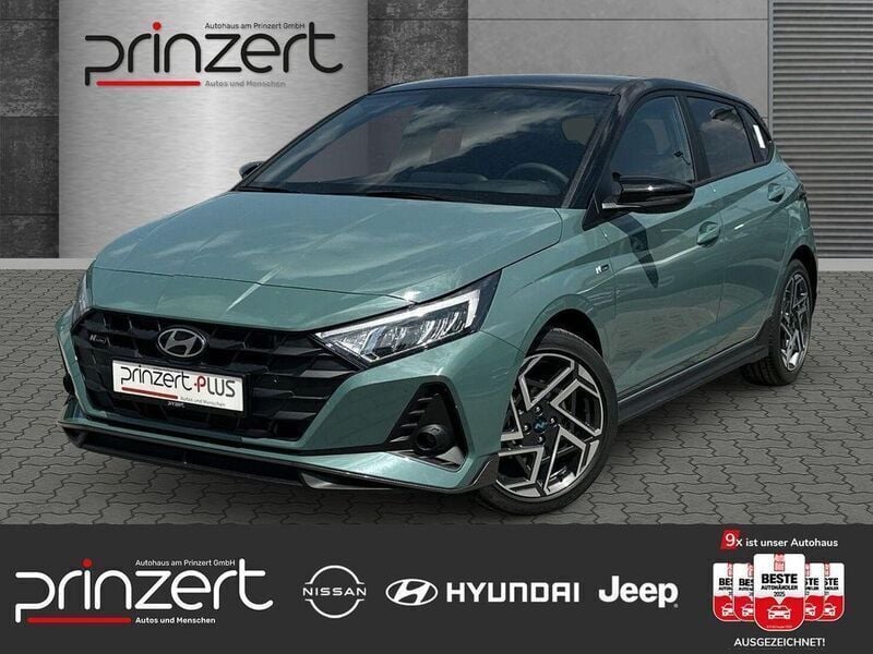 Mangrove green Neu 2025 Hyundai i20 N Line Limousine | 26.670 € (Teuer) - Bild 1/4