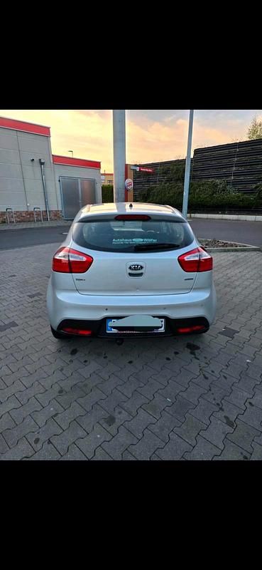 Grau Gebraucht 2012 Kia Rio Kleinwagen | 3.850 € (Fairer Preis) - Bild 1/4