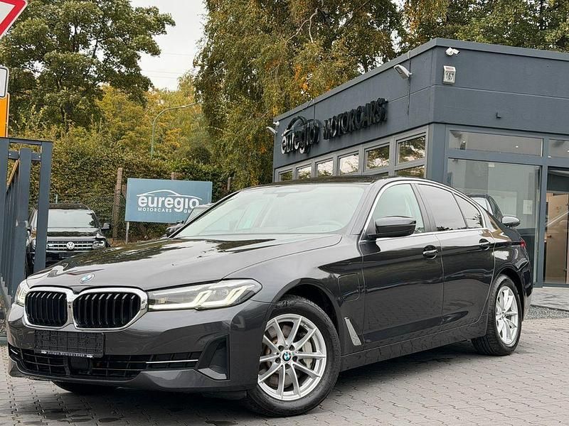 Grau Gebraucht 2021 BMW 530e Sport Line Limousine | 32.890 € (Guter Preis) - Bild 1/4