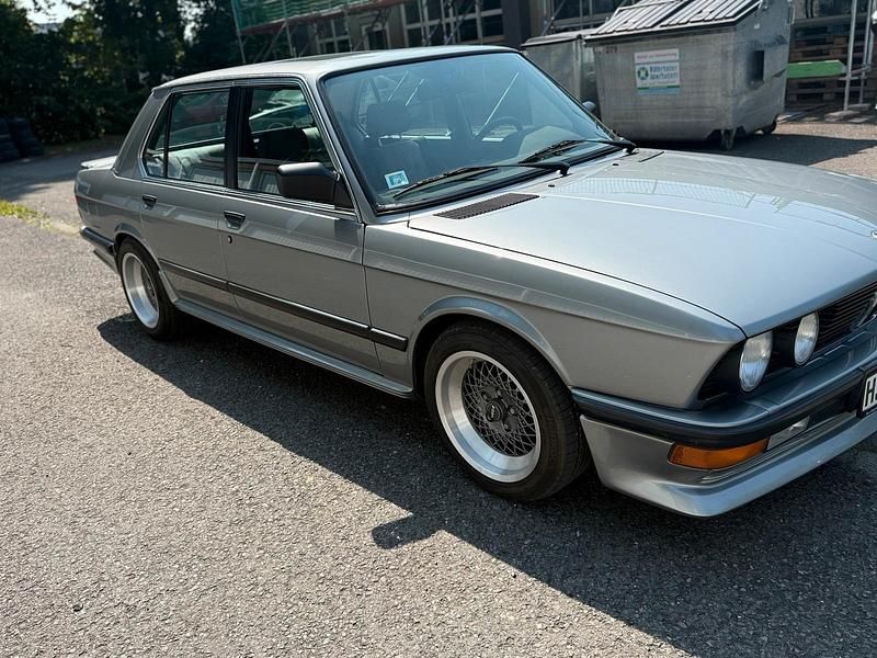 Gebraucht BMW 525 125 PS (91 kW) 1986 Silber Limousine