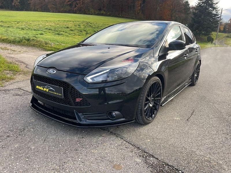 Schwarz Gebraucht 2014 Ford Focus ST Limousine | 12.999 € (Teuer) - Bild 1/4