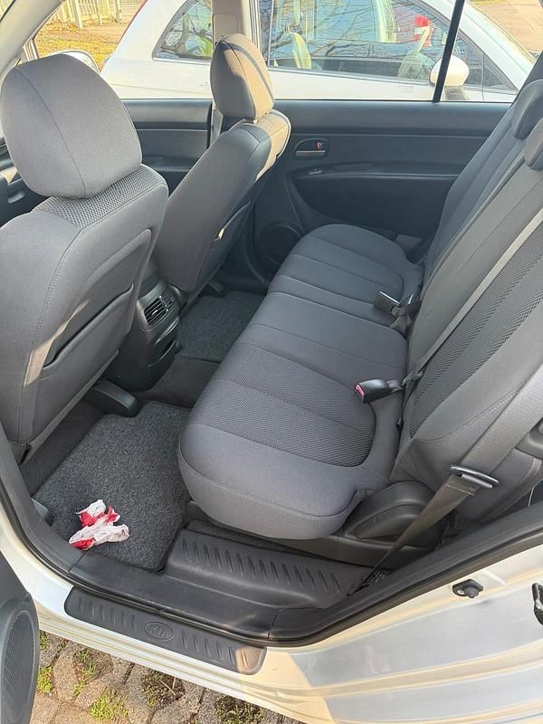 Gebraucht Kia Carens 140 PS (102 kW) 2007 Silber Van / Kleinbus