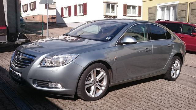 Silber metallic Gebraucht 2012 Opel Insignia Edition Limousine | 12.950 € - Bild 1/2