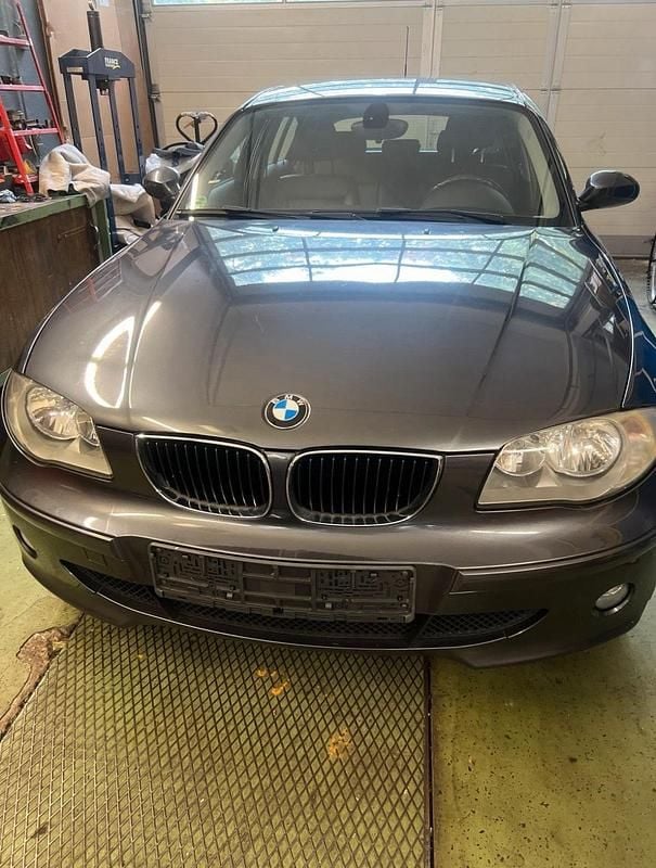 Grau Gebraucht 2006 BMW 120 Kleinwagen | 3.600 € (Fairer Preis) - Bild 1/4