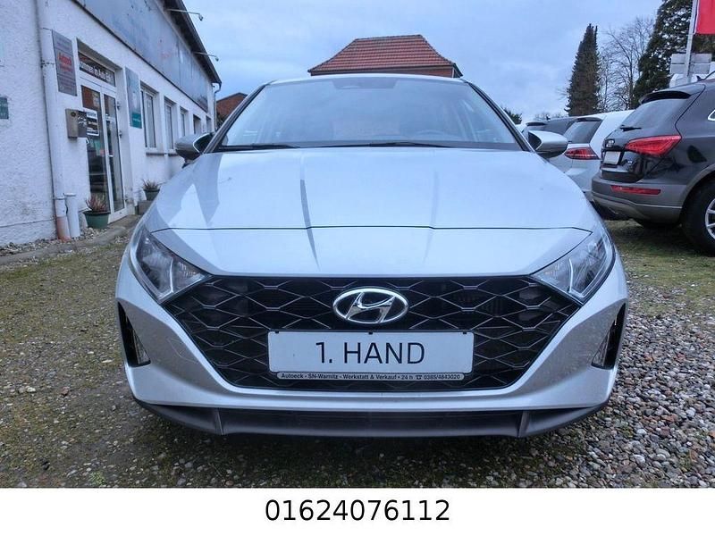 Gebraucht Hyundai i20 Select 101 PS (74 kW) 2021 Silber Kleinwagen