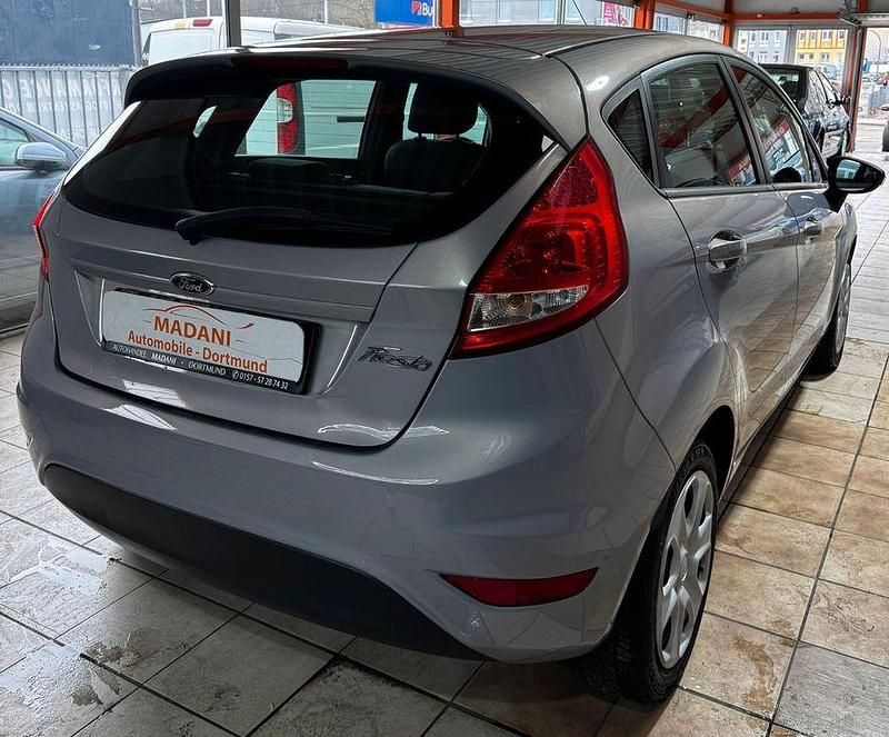 Gebraucht Ford Fiesta Trend 82 PS (60 kW) 2012 Silber Kleinwagen