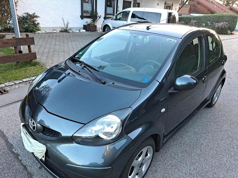 Grau Gebraucht 2008 Toyota Aygo Kleinwagen | 2.200 € (Guter Preis) - Bild 1/4