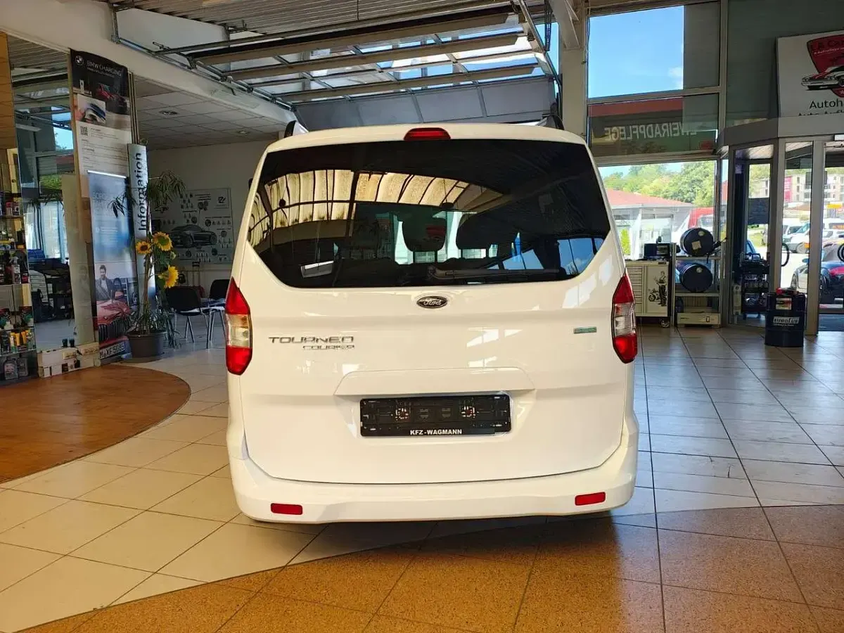 Gebraucht Ford Tourneo Courier Titanium 101 PS (74 kW) 2016 Frostweiß Van / Kleinbus