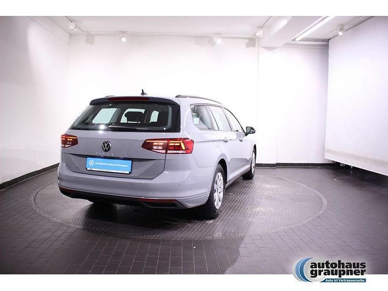 Gebraucht VW Passat Basis 150 PS (110 kW) 2022 Mondstein grau Kombi