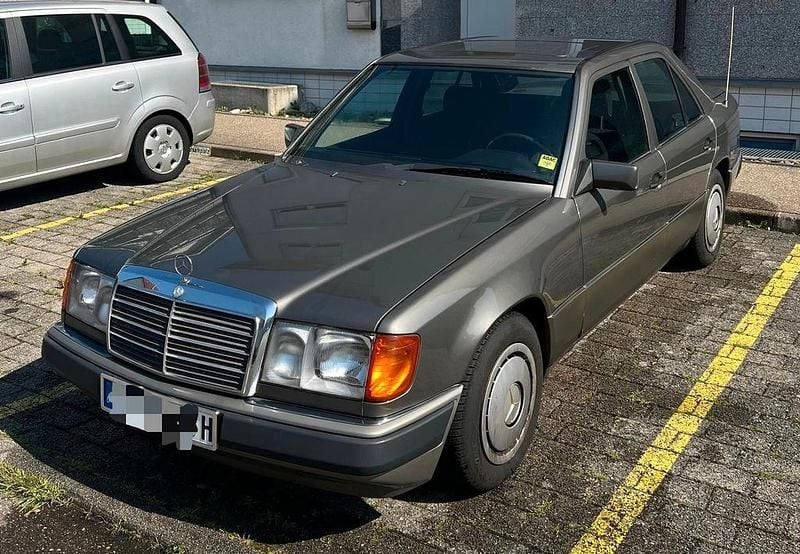 Grau Gebraucht 1992 Mercedes E230 Limousine | 8.700 € - Bild 1/4