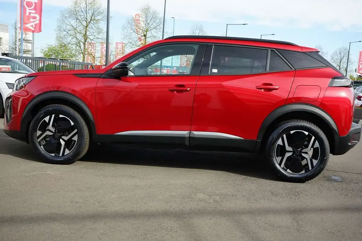 Neu Peugeot 2008 145 PS (106 kW) 2025 Elixirrotmet. SUV