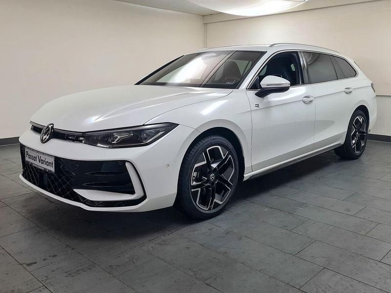 Gebraucht VW Passat R-line 150 PS (110 kW) 2024 Pure white Kombi
