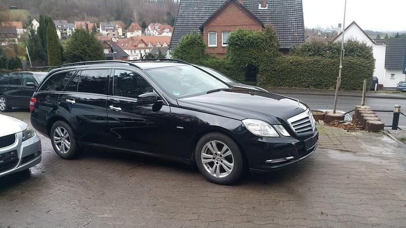Gebraucht Mercedes E220 Elegance 170 PS (125 kW) 2011 Schwarz Kombi