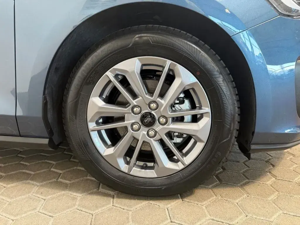 Neu Ford Focus Titanium 125 PS (91 kW) 2026 Blau Limousine