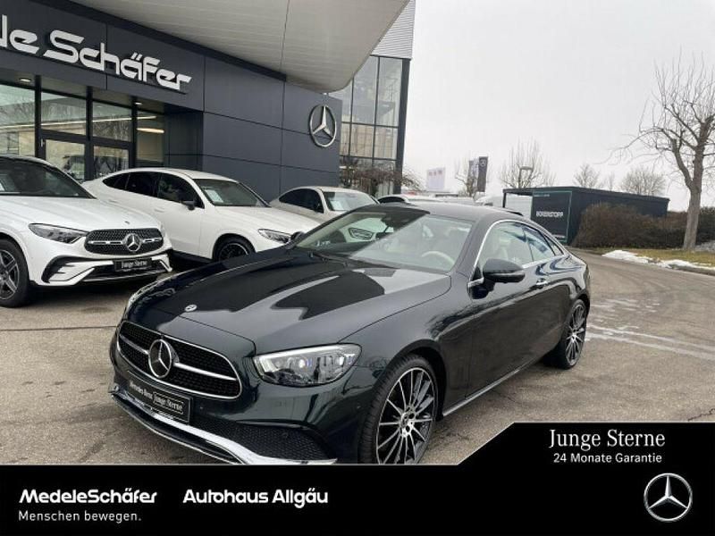 Lack smaragdgrün (metallic) Gebraucht 2021 Mercedes E450 Coupé | 46.869 € (Guter Preis) - Bild 1/4