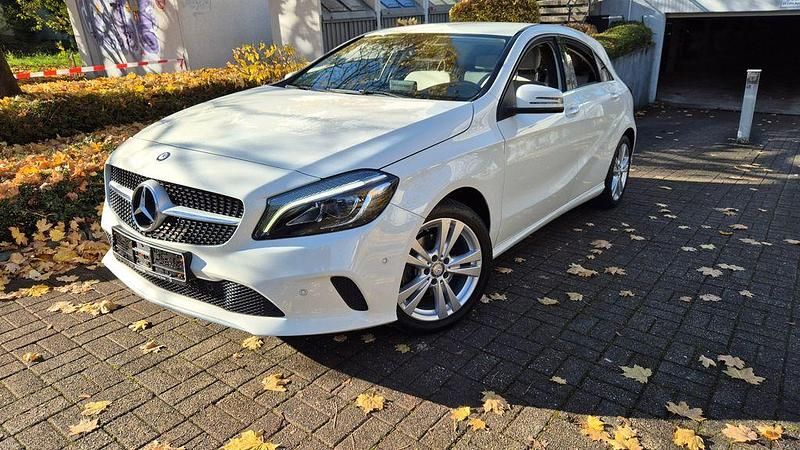 Weiß Gebraucht 2017 Mercedes A180 Limousine | 12.999 € (Guter Preis) - Bild 1/4