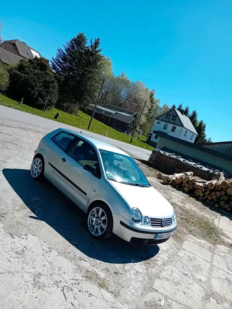 Używany VW Polo 50 KM (36 kW) 2003 Srebrny Coupe
