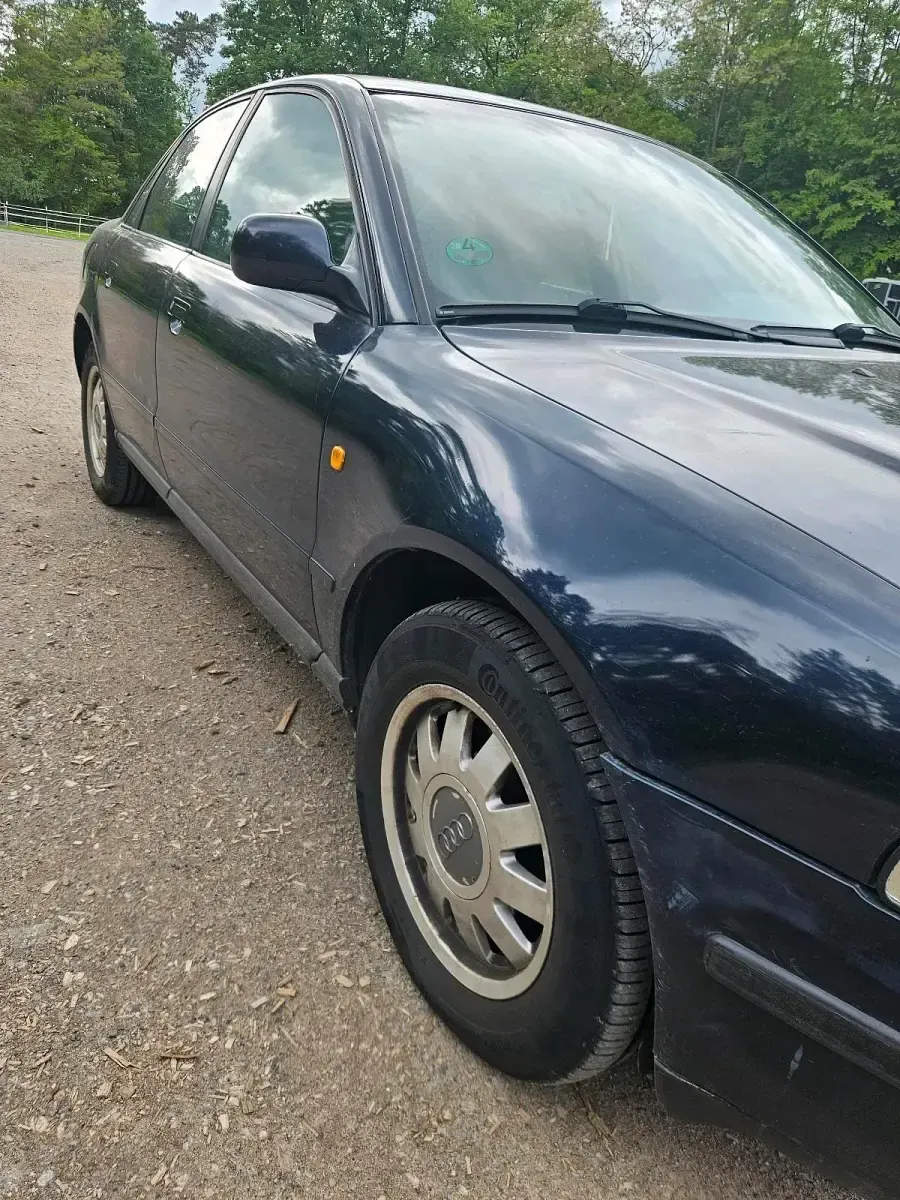 Używany Audi A4 125 KM (91 kW) 1997 Niebieski Sedan/Limuzyna