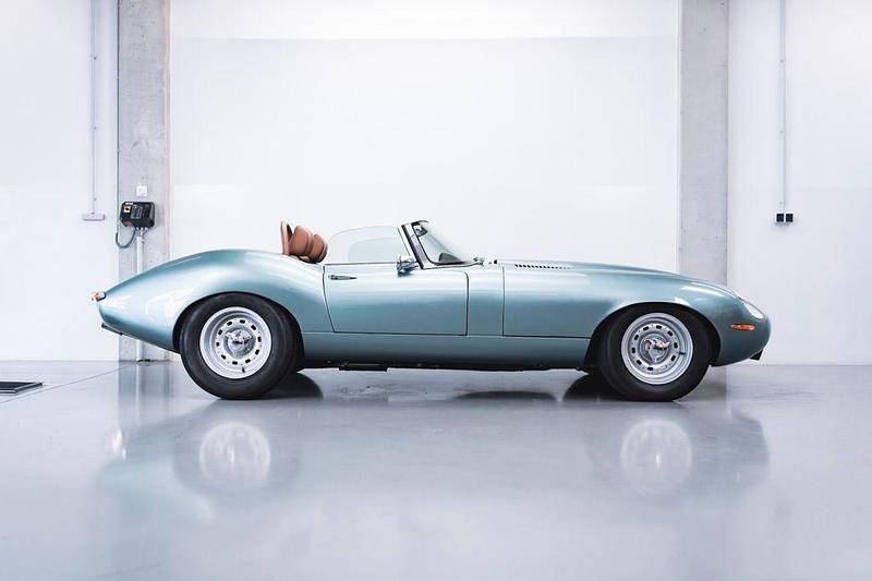 Second-hand Jaguar E-Type 298 CP (219 kW) 1965 Albastru Cabrio