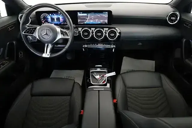 Gebraucht Mercedes CLA200 150 PS (110 kW) 2023 Digitalweiss  metalliclack (metallic) Coupé