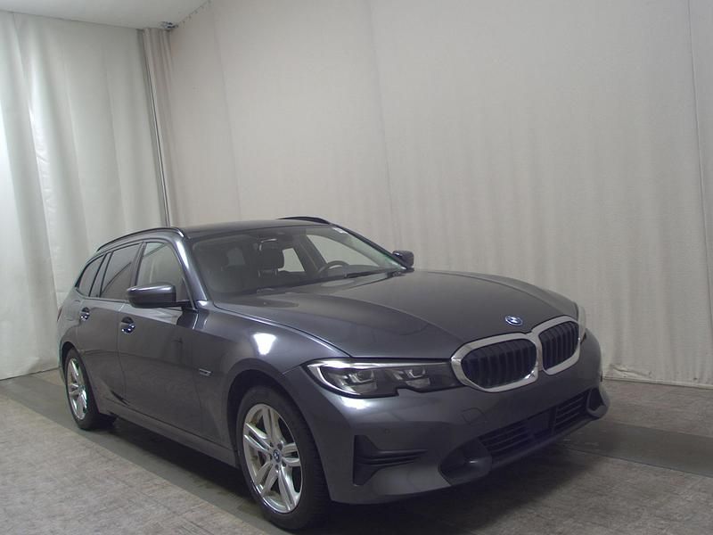 Gebraucht BMW 330e Sport Line 252 PS (185 kW) 2021 Grau Kombi