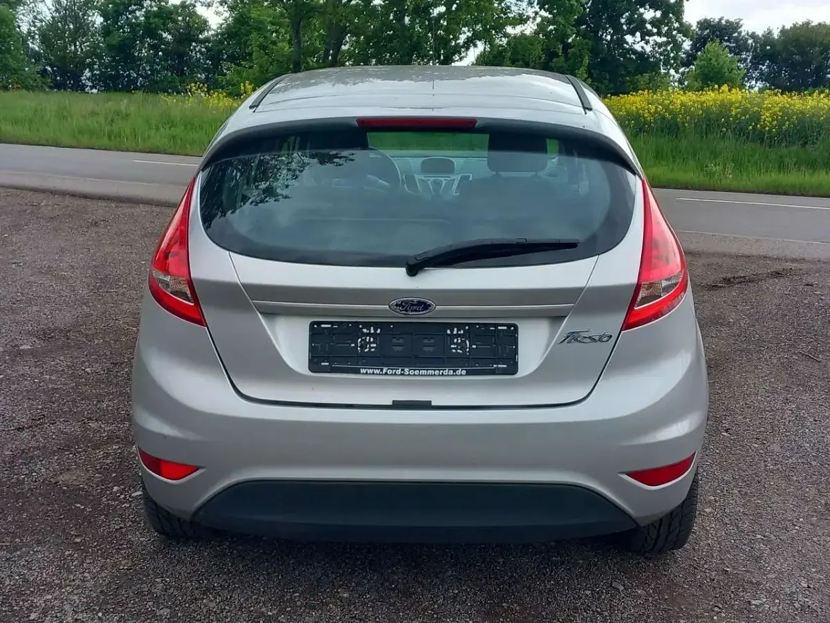 Gebraucht Ford Fiesta Ambiente 82 PS (60 kW) 2009 Silber Limousine