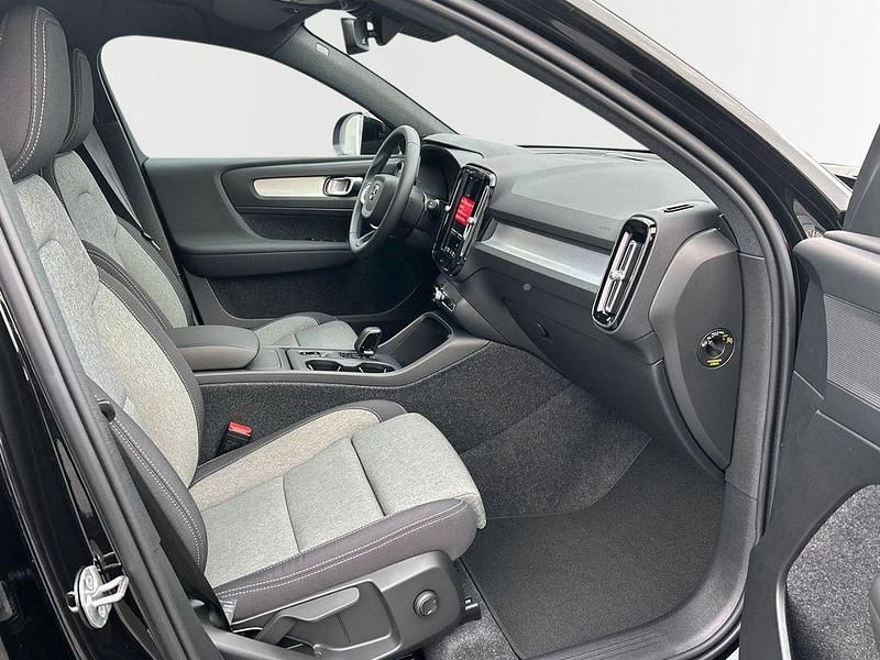 Neu Volvo XC40 Core 163 PS (119 kW) 2025 Metallic (schwarz SUV