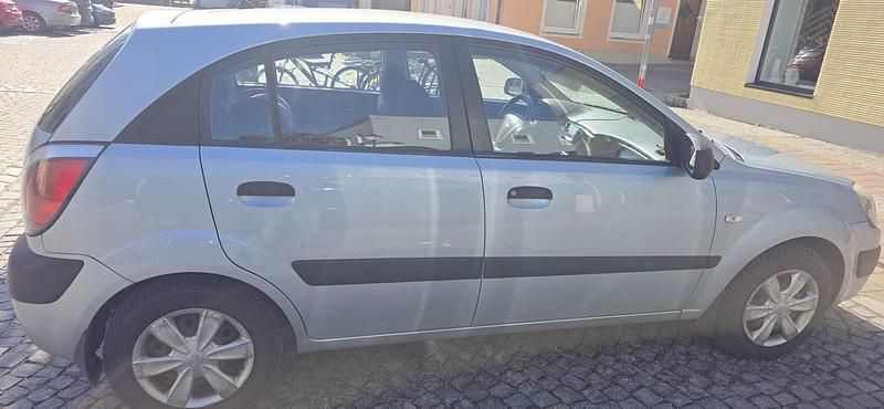Gebraucht Kia Rio 78 PS (57 kW) 2009 Silber Limousine