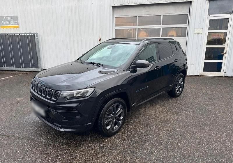 Schwarz Gebraucht 2021 Jeep Compass 80th Anniversary SUV | 25.999 € (Fairer Preis) - Bild 1/4