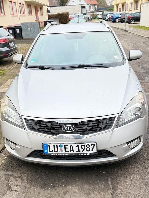 Gebraucht Kia Ceed Spirit 125 PS (91 kW) 2011 Silber Kleinwagen