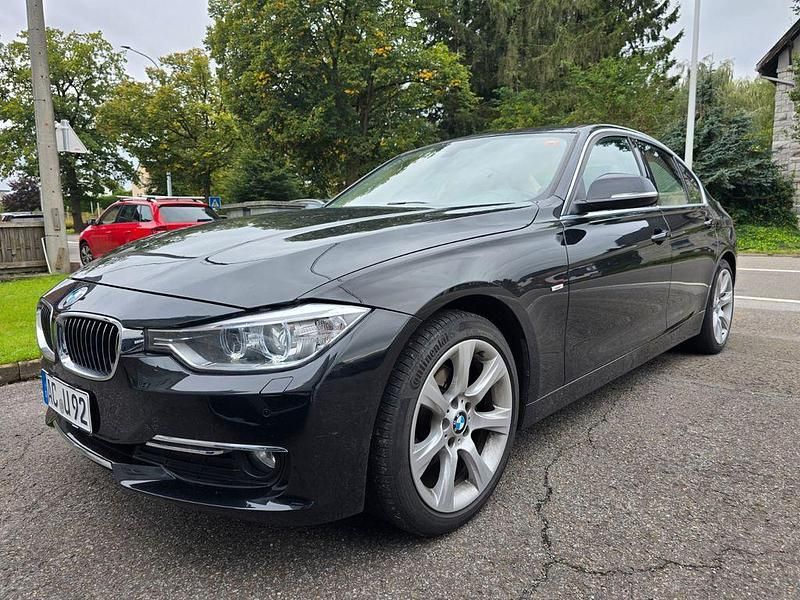 Schwarz Gebraucht 2012 BMW 320 Luxury Line Limousine | 11.400 € (Fairer Preis) - Bild 1/4