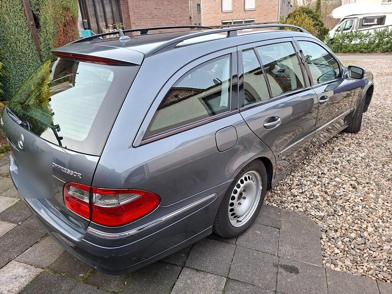 Gebraucht Mercedes E200 184 PS (135 kW) 2008 Grau Kombi