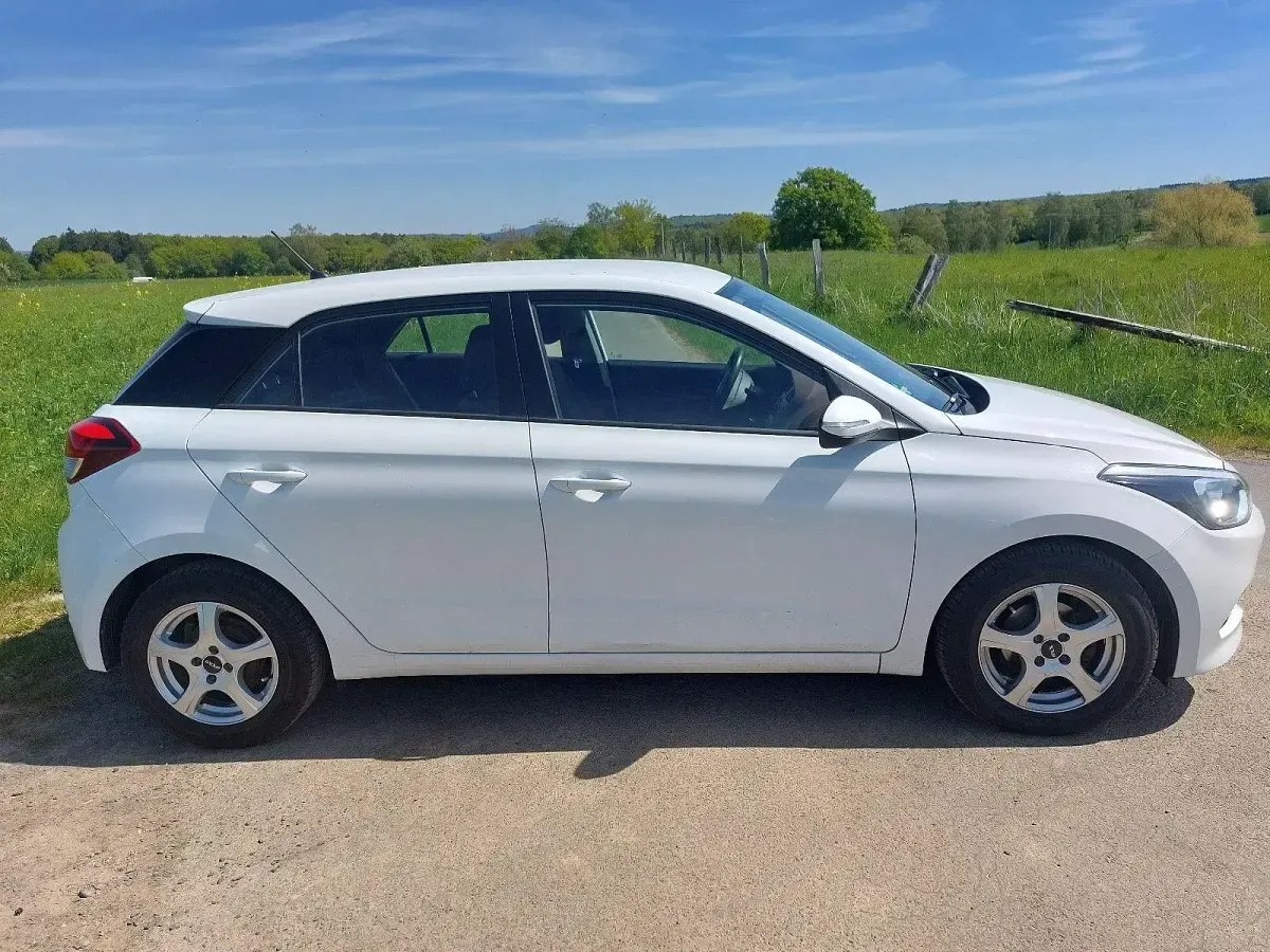 Gebraucht Hyundai i20 75 PS (55 kW) 2015 Weiß Kleinwagen